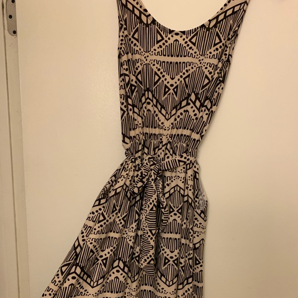Beautiful Patterned Dress - Picture 2 of 3